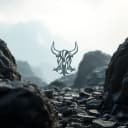 Ein Rabe mit Bernsteinfarbenen Augen und blauschwarzem Gefieder