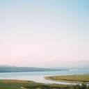 Yo vivo aquí lejos de ti